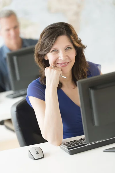 Portret van prachtige zakenvrouw zit aan Bureau — Stockfoto