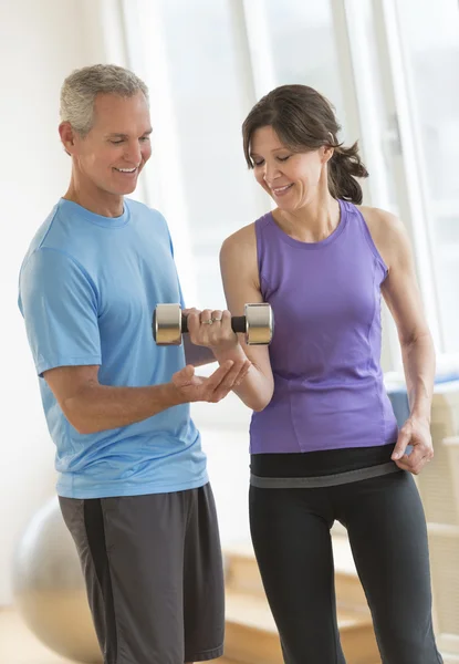 Instructor Guiding Woman In Weightlifting — Stock Photo, Image