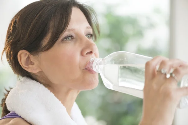 Woman Drinking Water After Exercise — Stock Photo, Image