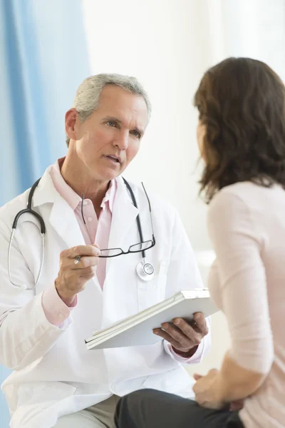 Medico Comunicare con paziente femminile — Foto Stock