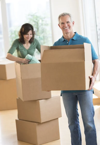 Couple With Cardboard Boxes In House — Stock Photo, Image