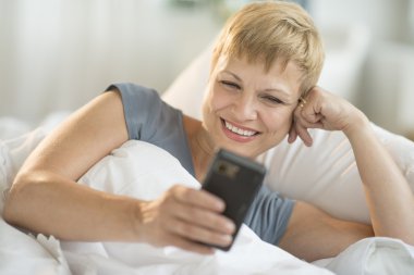 kadın yatakta yatan süre kısa mesaj okuma