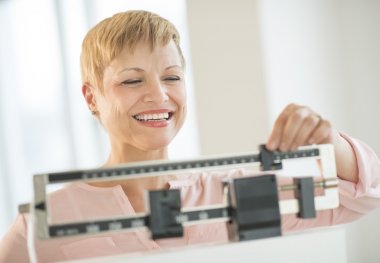 mutlu bir kadın denge ağırlığı ölçeği ayarlama