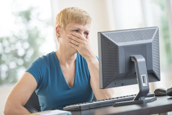 Mujer de negocios seria que trabaja en la computadora — Foto de Stock