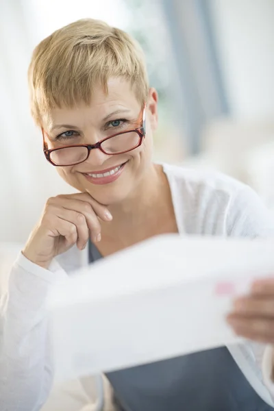 Portræt af lykkelig kvinde holder kuvert - Stock-foto