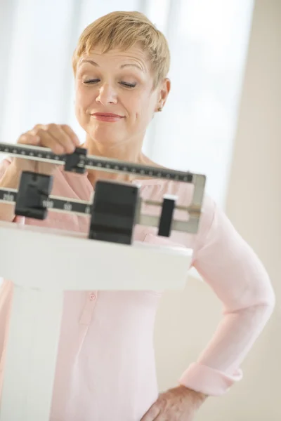 女性のスライド重量のスケールを調整します。 — ストック写真