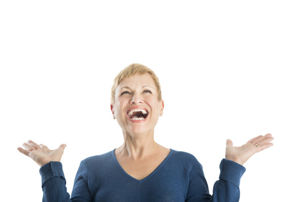 Веселая женщина с поднятыми руками, смотрящая вверх
