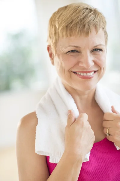 Veselá žena s ručníkem kolem krku — Stock fotografie