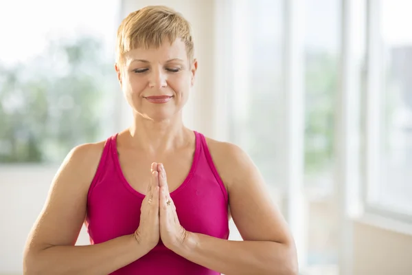 Spor salonunda yoga yaparken kadın — Stok fotoğraf