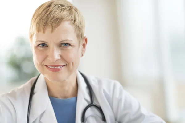 Fiducioso medico femminile sorridente — Foto Stock