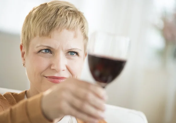 Vrouw bedrijf in rode wijnglas — Stockfoto