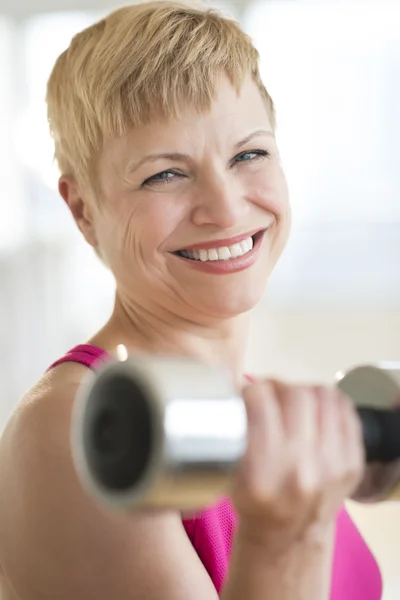 Mujer madura feliz levantando pesas — Foto de Stock