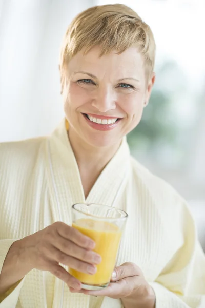 Šťastná žena drží sklenici šťávy — Stock fotografie