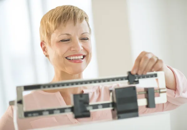 Šťastná žena, úprava vyvážení váha měřítko Stock Obrázky