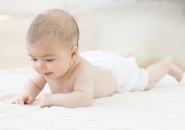 Yatakta sevimli bir bebek