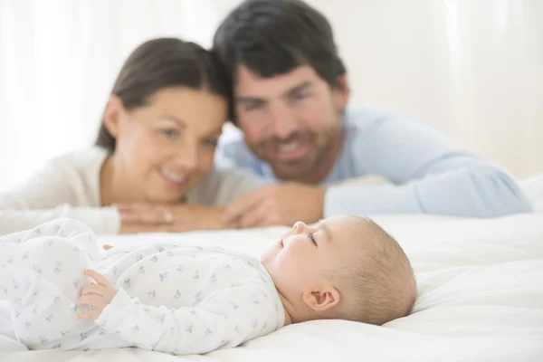 Couple Looking A — Stock Photo, Image