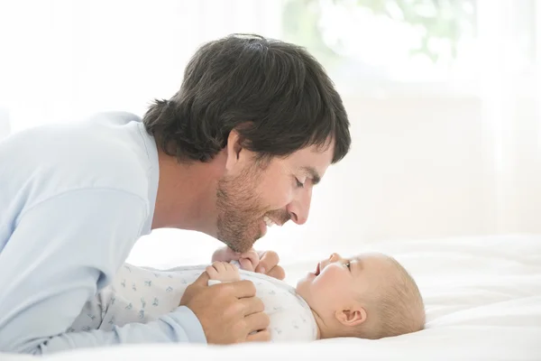 Uomo che gioca con — Foto Stock