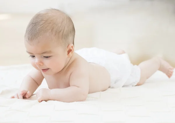 Bebê bonito na cama — Fotografia de Stock