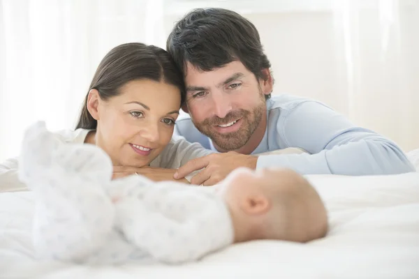 Couple Looking A — Stock Photo, Image