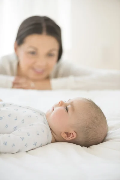 Madre mirando un — Foto de Stock