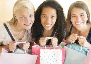 mutlu genç kızlar ile alışveriş torbaları