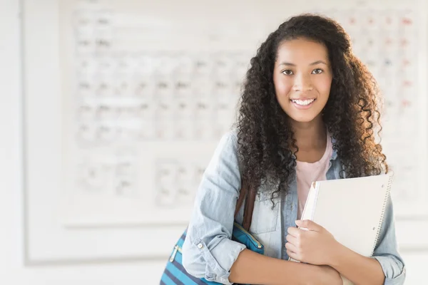 Étudiant avec sac à bandoulière et livres en classe de chimie — Photo