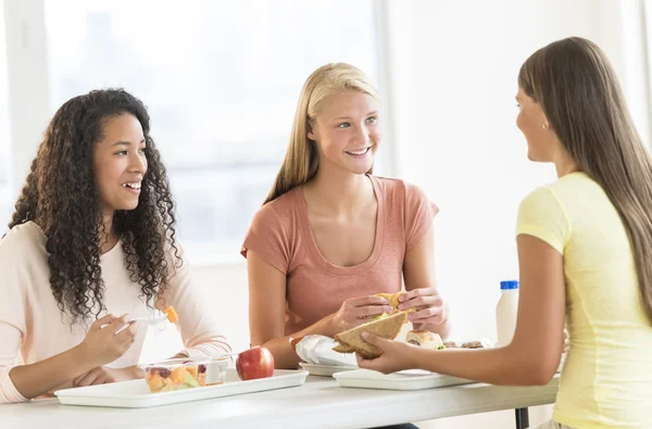 Kız üniversite kantininde aperatifler