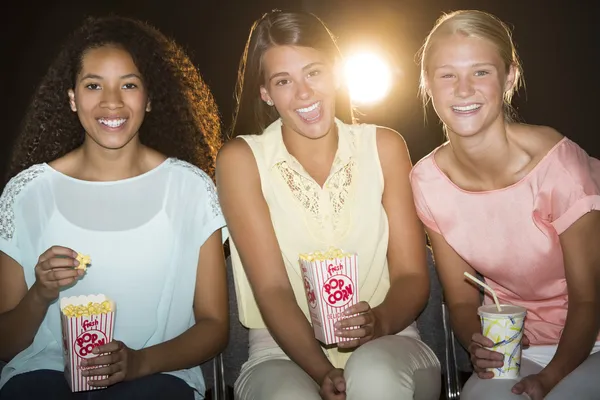 Felice adolescente ragazze guardando film in teatro — Foto Stock