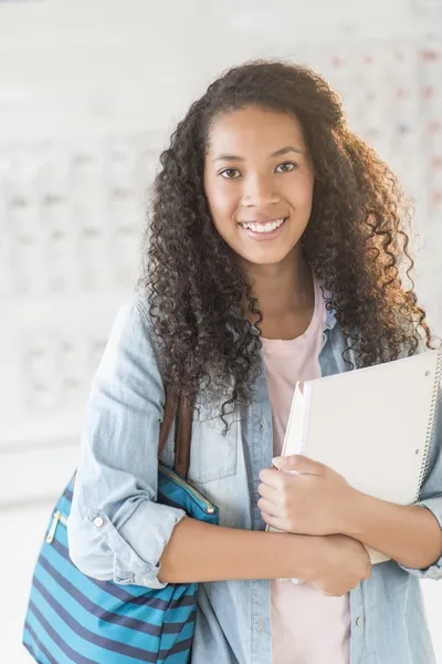 Étudiant adolescent debout en classe de chimie — Photo