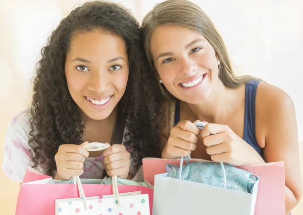 Amigos femininos levando sacos de compras — Fotografia de Stock