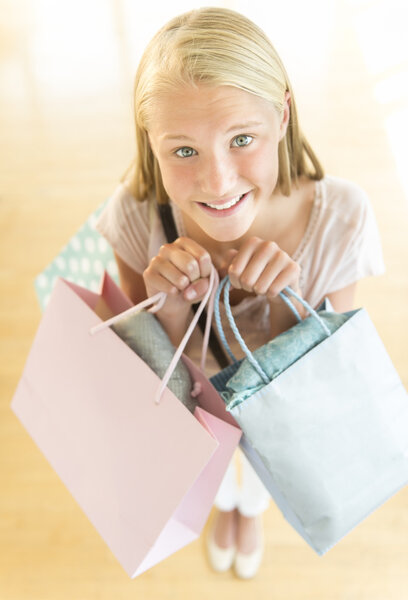 Девочка-подросток с сумками для покупок
