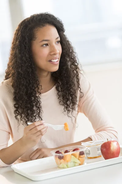 Estudiante comiendo ensalada de frutas en la cantina universitaria —  Fotos de Stock