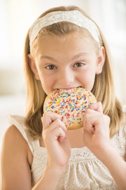 kız evde kurabiye sprinkles ile yemek