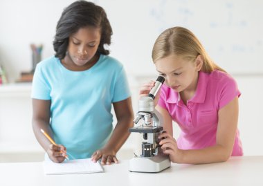 kız arkadaş cl notlar yazma sırasında mikroskop aramak