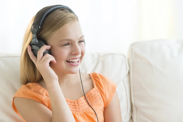 女孩享受在家里头戴式耳机的音乐 — 图库照片