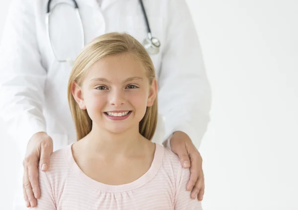 Menina feliz com médico no fundo — Fotografia de Stock