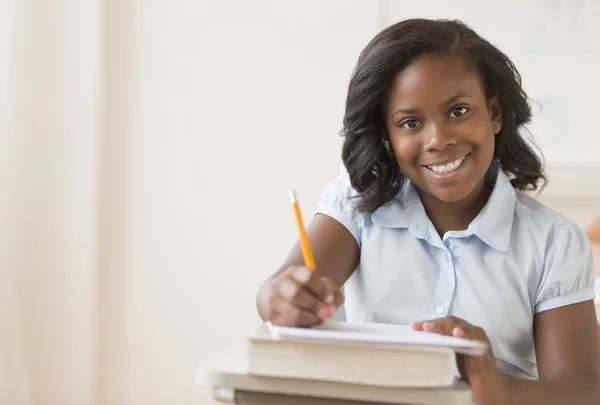 masada notları yazarken gülümseyen kız