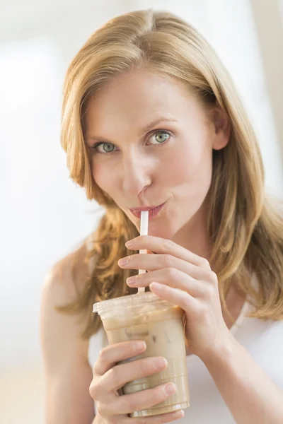 Mujer bebiendo batido de chocolate de vidrio desechable —  Fotos de Stock