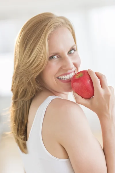 Woman Holding An Apple In House — Stock Photo, Image