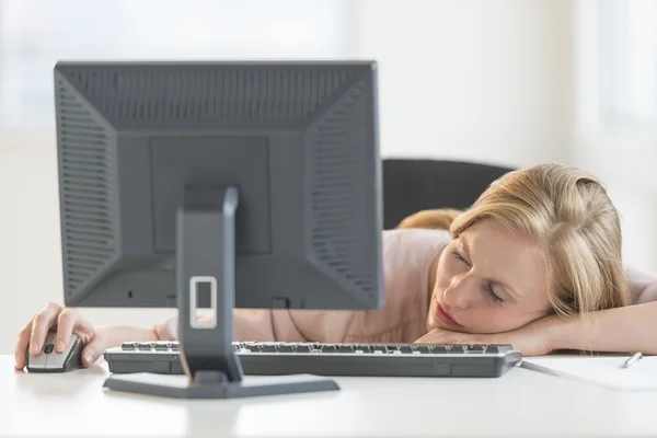 Businesswoman Sleeping At Computer Desk — Stok Foto