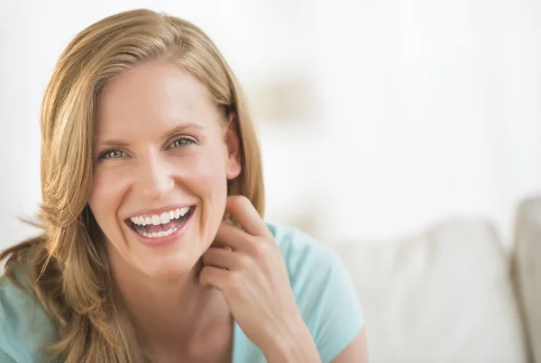 Mujer alegre en casa — Foto de Stock