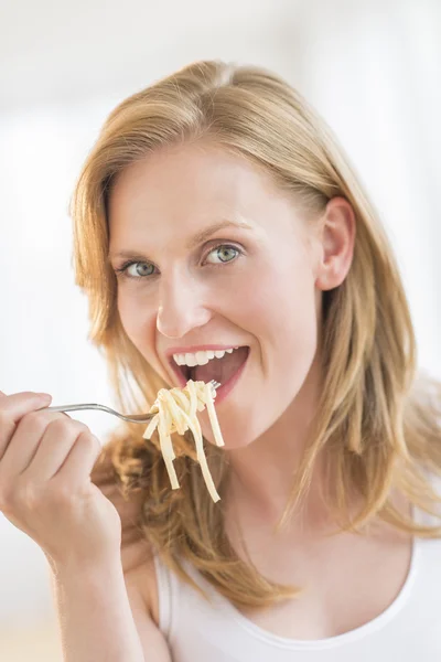 Nahaufnahme einer Frau, die zu Hause Pasta isst — Stockfoto