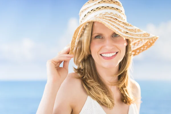 浜海に対して sunhat を着ている女性 — ストック写真