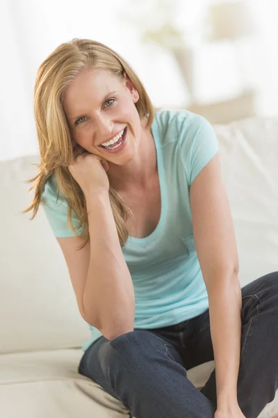 Vrolijke vrouw zittend op de Bank — Stockfoto