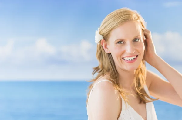 Glückliche Frau am Strand gegen das Meer — Stockfoto