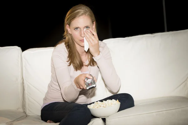 Mujer viendo triste película en la televisión — Foto de Stock