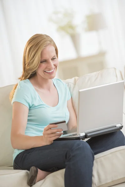Женщина с кредитной картой и ноутбука покупки в Интернете — стоковое фото