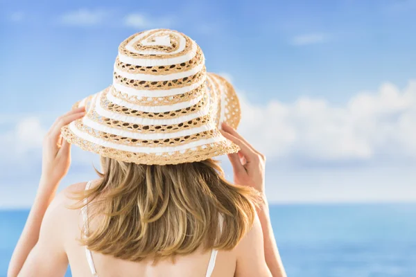 ビーチでの sunhat を着ている女性 — ストック写真