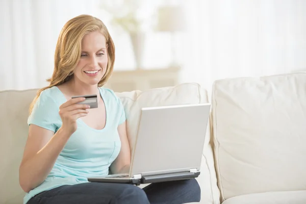 Женщина совершает покупки в интернете дома — стоковое фото