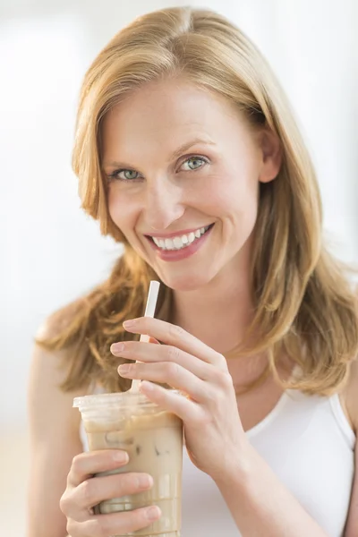 Жінка тримає Шоколад молочний коктейль скла — стокове фото